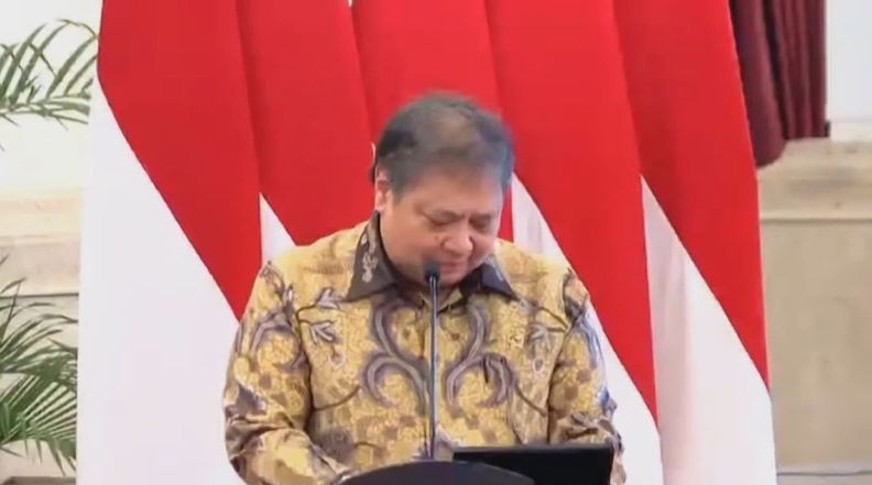 Menteri Koordinator Bidang Perekonomian Airlangga Hartarto menyampaikan pidatonya dalam Rapat Koordinasi Nasional Pengendalian Inflasi 2024 di Istana Negara, Jakarta, Jumat (14/6/2024). ANTARA/Uyu Septiyati Liman.  <b>( ANTARA/Uyu Septiyati Liman.)</b>