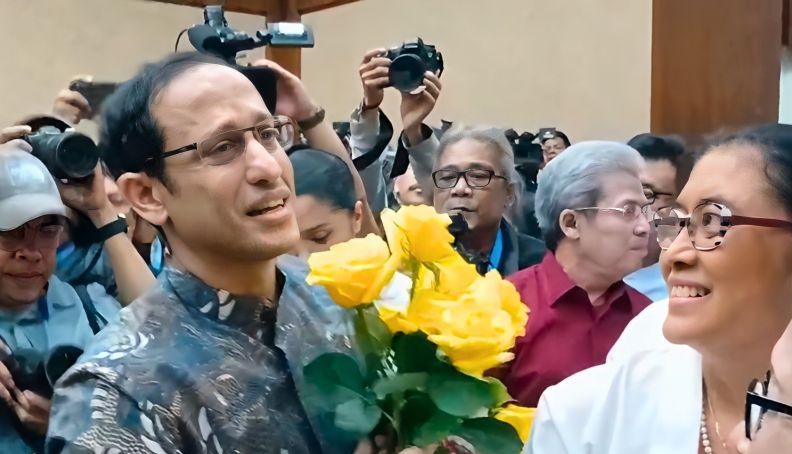 Menteri Pendidikan, Kebudayaan, Riset, dan Teknologi periode 2019-2024 Nadiem Anwar Makarim menerima mawar kuning dari para pendukung dan sopir ojol yang hadir dalam sidang pembacaan putusan majelis hakim, di Pengadilan Tipikor pada PN Jakpus, Selasa <b>(ANTARA/Agatha Olivia Victoria)</b>