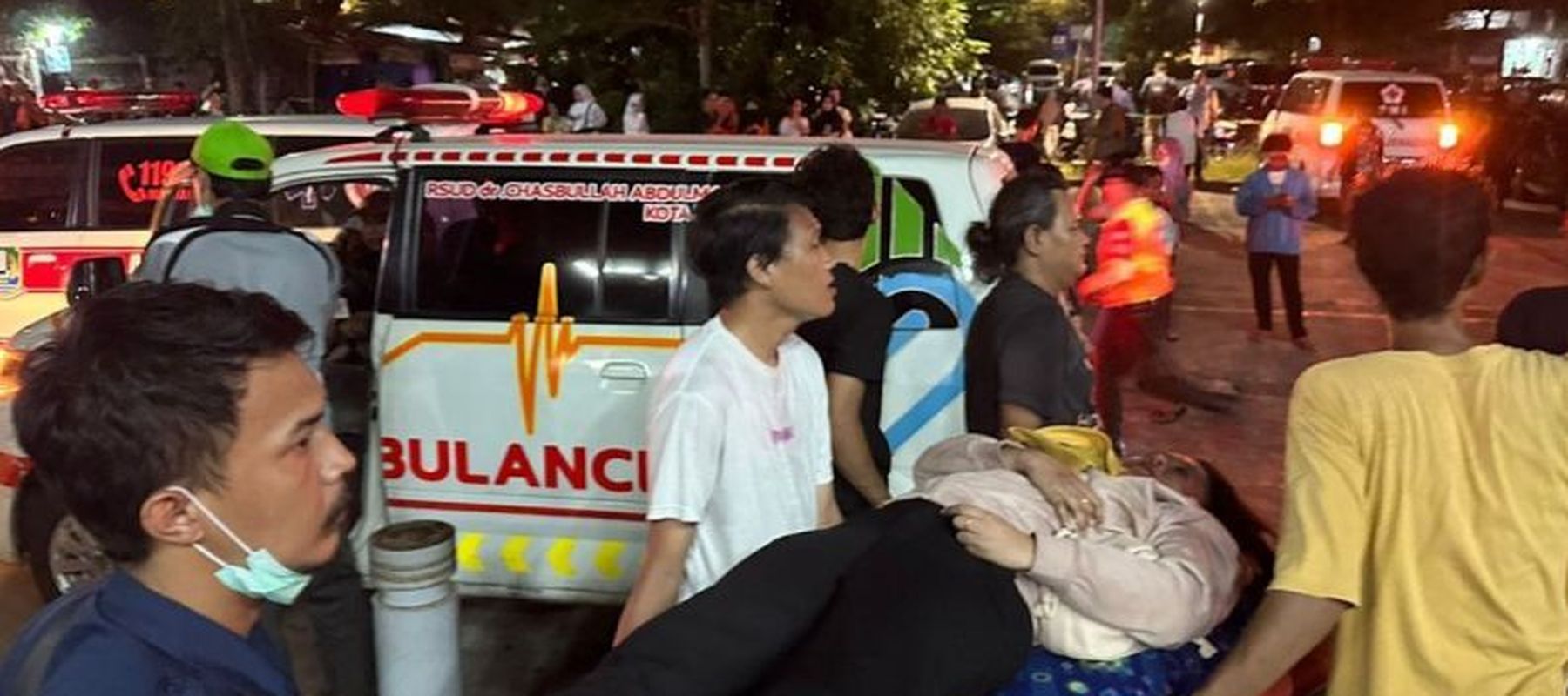 Evakuasi korban kecelakaan commuter line (KRL) yang bertabrakan dengan Kereta Api (KA) Jarak Jauh Argo Bromo Anggrek di stasiun Bekasi Timur, Jawa Barat, Senin (27/4/2026) malam. 