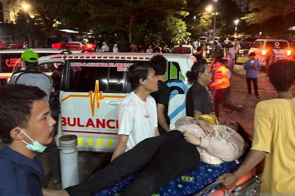 Evakuasi korban kecelakaan commuter line (KRL) yang bertabrakan dengan Kereta Api (KA) Jarak Jauh Argo Bromo Anggrek di stasiun Bekasi Timur, Jawa Barat, Senin (27/4/2026) malam. 