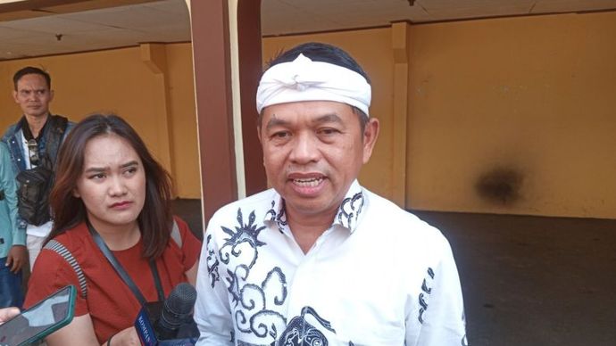 Dedi Mulyadi (kanan kemeja putih) yang hadir dalam sidang PK Saka Tatal, saat memberikan keterangan di PN Cirebon, Jawa Barat, Rabu (31/7/2024) <b>(ANTARA/Fathnur Rohman)</b>