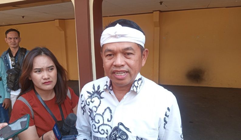 Dedi Mulyadi (kanan kemeja putih) yang hadir dalam sidang PK Saka Tatal, saat memberikan keterangan di PN Cirebon, Jawa Barat, Rabu (31/7/2024) <b>(ANTARA/Fathnur Rohman)</b>