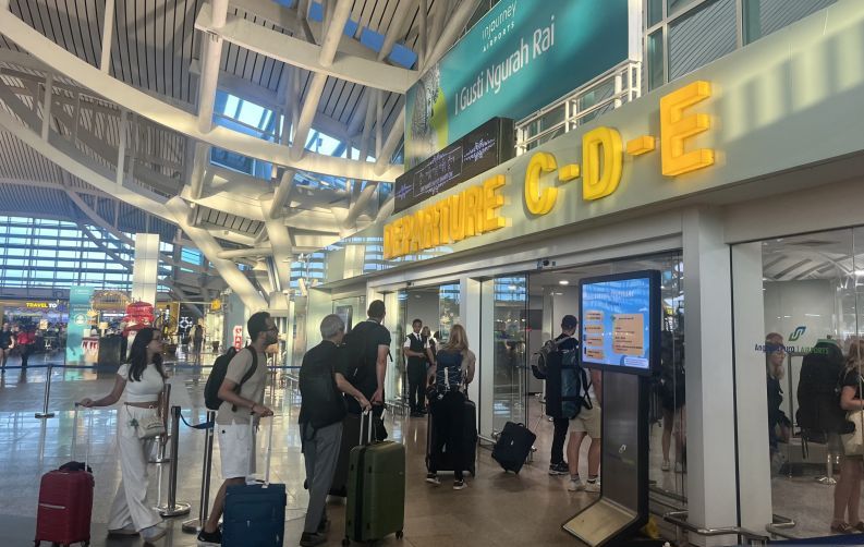 Suasana di Bandara I Gusti Ngurah Rai, Bali, Jumat.  <b>(ANTARA/Putri Hanifa)</b>