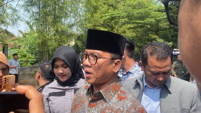 Wakil Ketua MPR RI Yandri Susanto saat di wawancarai di Sentra Batik Banten, Kamis (6/6/2024). (ANTA <b>((ANTARA/Desi Purnama Sari))</b>