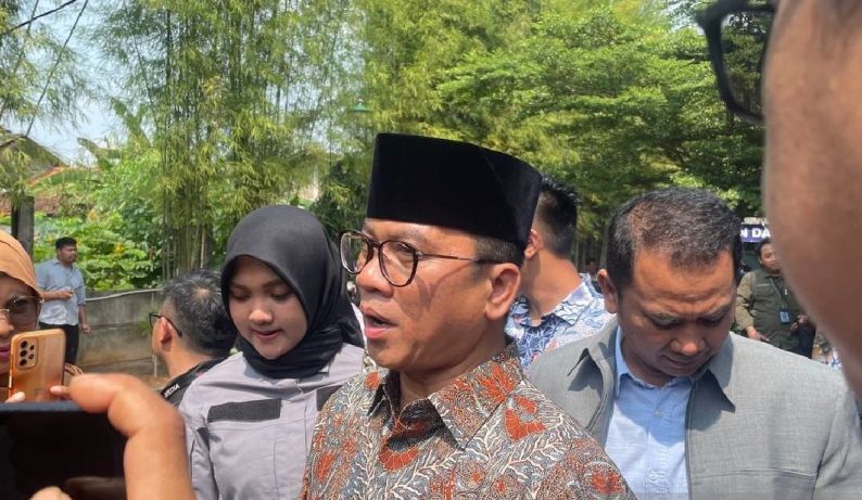Wakil Ketua MPR RI Yandri Susanto saat di wawancarai di Sentra Batik Banten, Kamis (6/6/2024). (ANTA <b>((ANTARA/Desi Purnama Sari))</b>