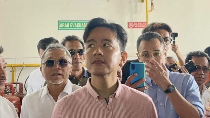 Menteri Perdagangan (Mendag) Zulkifli Hasan (kiri) saat mendampingi Wakil Presiden Terpilih Pilpres 2024 Gibran Rakabuming Raka (tengah) saat meninjau Koperasi Peternak Sapi Bandung Utara (KPSBU) di Kabupaten Bandung Barat, Jawa Barat Kamis (22/8/202