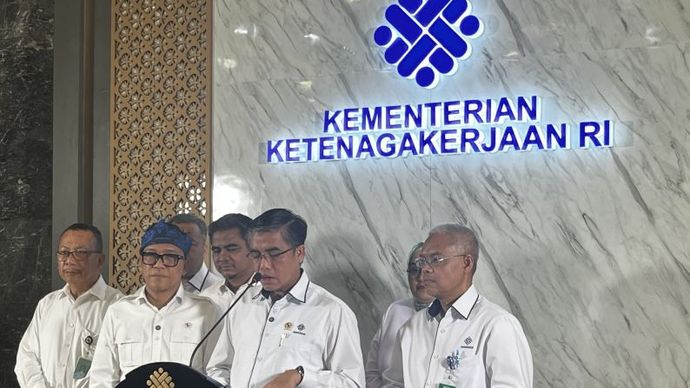 Menteri Ketenagakerjaan (Menaker) Yassierli dan Wamen Immanuel Ebenezer Gerungan saat memberikan keterangan pers di Kantor Kemnaker RI Jakarta, Selasa (20/5/2025). 