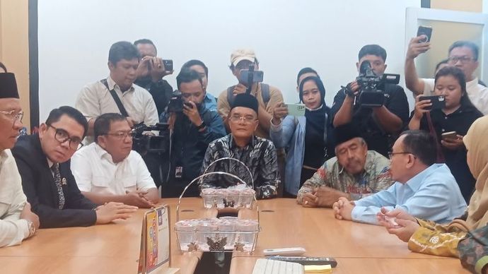 Wakil Ketua Panitia Khusus (Pansus) Angket Penyelenggaraan Haji 2024 DPR RI Marwan Dasopang saat memimpin tim Pansus Angket Haji DPR RI melakukan inspeksi mendadak (sidak) ke Kantor Sistem Informasi dan Komputerisasi Haji Terpadu (Siskohat), Jakarta,