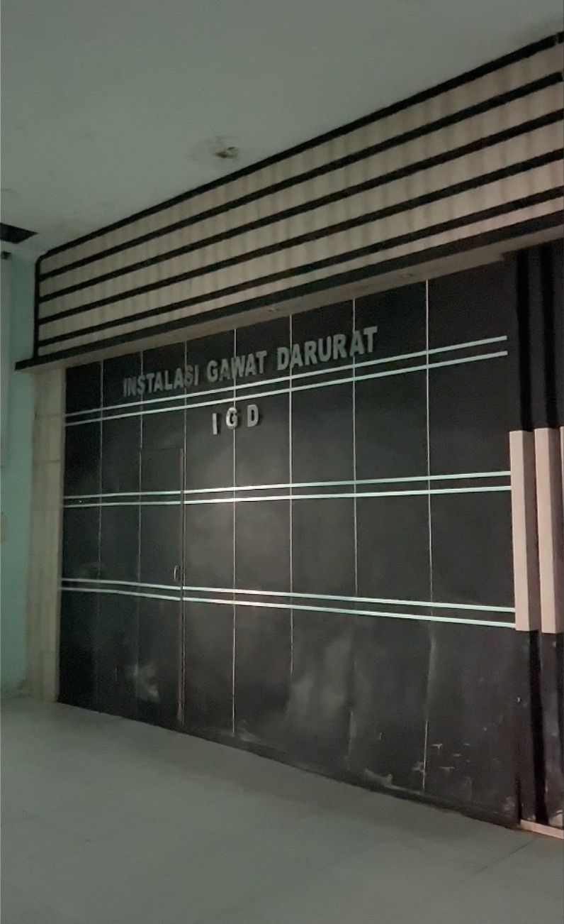 Pemandangan Warga dan TNI Gotong Royong Bersihkan RSUD Aceh Tamiang <b>(Istimewa)</b>