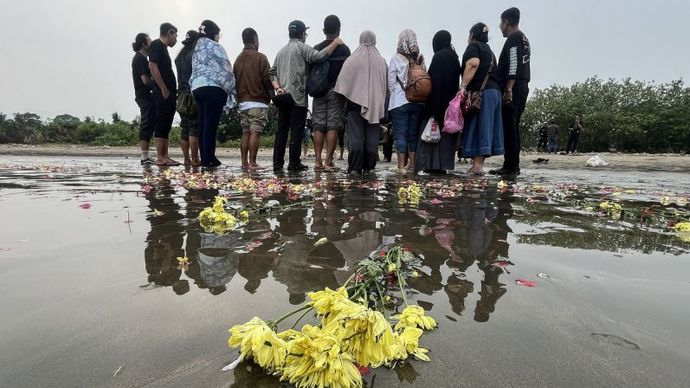 Keluarga, kerabat, dan rekan jurnalis menggelar prosesi tabur bunga di sekitar titik awal keberangkatan lima jurnalis, dua awak kapal, dan seorang pemandu untuk meliput erupsi Gunung Anak Krakatau setelah Tim SAR gabungan menghentikan operasi pencarian selama 10 hari. 