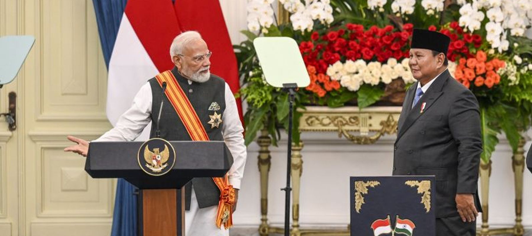 Presiden Prabowo Subianto (kanan) bersama Perdana Menteri India Narendra Modi (kiri) usai keduanya memberi keterangan pers saat kunjungan kenegaraan di Istana Merdeka, Jakarta, Selasa (7/7/2026). Presiden Prabowo Subianto menerima kunjungan Perdana M