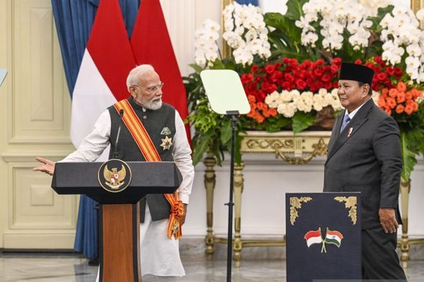 Presiden Prabowo Subianto (kanan) bersama Perdana Menteri India Narendra Modi (kiri) usai keduanya memberi keterangan pers saat kunjungan kenegaraan di Istana Merdeka, Jakarta, Selasa (7/7/2026). Presiden Prabowo Subianto menerima kunjungan Perdana M