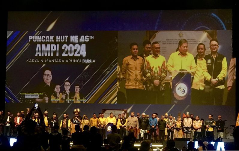 Ketua Umum DPP Partai Golkar Airlangga Hartarto (tiga kiri) saat berpidato dalam acara puncak peringatan HUT ke-46 AMPI di Jakarta, Jumat (2/8/2024).  <b>(ANTARA/Genta Tenri Mawangi.)</b>