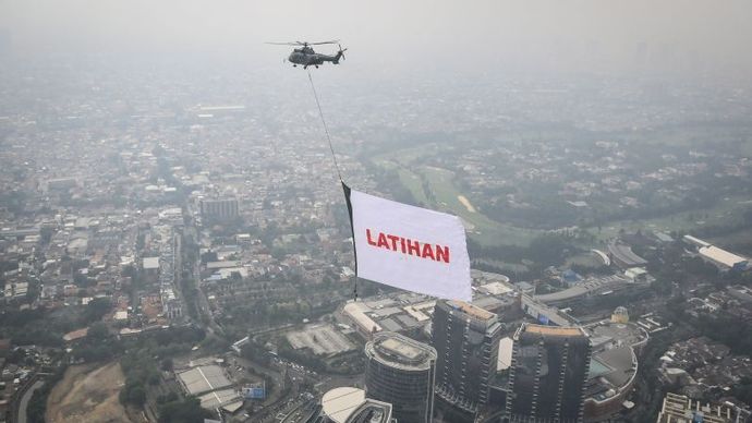 Helikopter H-2209 milik TNI AU membawa bendera replika yang dibentangkan di udara saat gladi bersih HUT ke-79 TNI di Jakarta, Kamis (3/10/2024). Sejumlah helikopter akan beriringan membawa bendera Merah Putih dan bendera Trimatra TNI pada puncak perayaan HUT ke-79 TNI tanggal 5 Oktober 2024 di kawasan Silang Monas, Jakarta. 