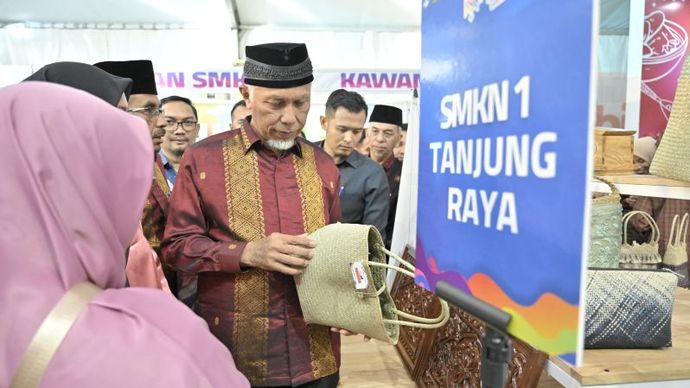 Gubernur Sumatera Barat Mahyeldi saat membuka SMK International Expo di Payakumbuh.  <b>(ANTARA/HO-Biro Adpim Sumbar)</b>