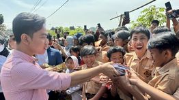 Gibran Ikut Uji Coba Makan Bergizi Gratis di SMAN 70 Jaksel: Menunya Mewah