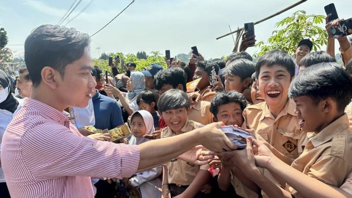 Wakil Presiden Terpilih Pilpres 2024 Gibran Rakabuming Raka melakukan blusukan sekaligus membagikan susu dan buku kepada ratusan warga di Desa Wangunsari, Kabupaten Bandung Barat, Jawa Barat, Kamis (22/8/2024). 