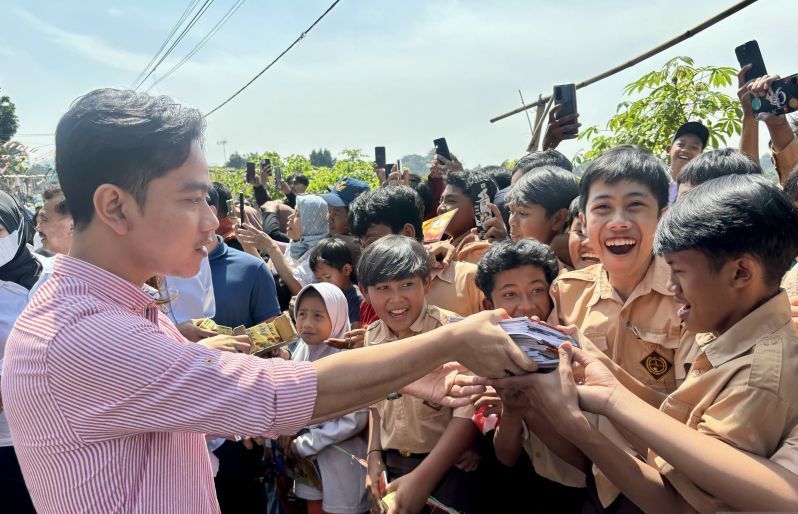 Wakil Presiden Terpilih Pilpres 2024 Gibran Rakabuming Raka melakukan blusukan sekaligus membagikan susu dan buku kepada ratusan warga di Desa Wangunsari, Kabupaten Bandung Barat, Jawa Barat, Kamis (22/8/2024).  <b>(ANTARA/Rubby Jovan)</b>