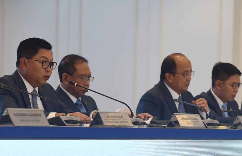 Dokumentasi Arsip - Direktur Utama Bank Mandiri Darmawan Junaidi (kiri) didampingi Wakil Komisaris Utama Zainudin Amali (kedua kiri), Wakil Direktur Utama Bank Mandiri hasil RUPST Riduan (kedua kanan), dan Direktur Operations Toni E. B. Subari (kanan <b>(ANTARA FOTO/Indrianto Eko Suwarso/Spt.)</b>