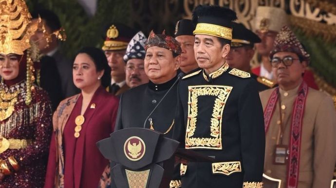 Presiden Jokowi dan Prabowo Subianto saat Upacara Bendera HUT RI ke-79 di IKN.