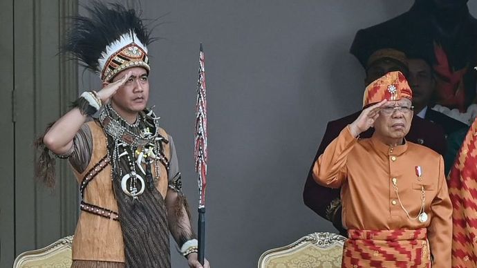 Wapres Ma'ruf Amin dan Gibran Rakabuming saat Upacara Bendera HUT RI ke-79 di Istana Merdeka, Jakarta. <b>(Antara)</b>