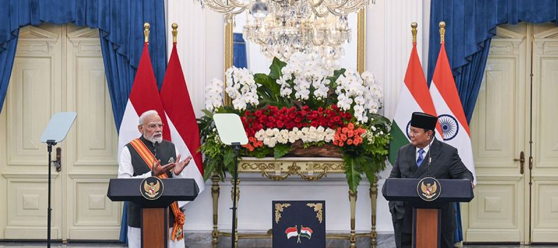 Presiden Prabowo Subianto (dua kanan) dan Perdana Menteri (PM) India Narendra Modi (dua kiri) usai penandatanganan 16 dokumen kerja sama Indonesia-India di Istana Merdeka, Jakarta. 