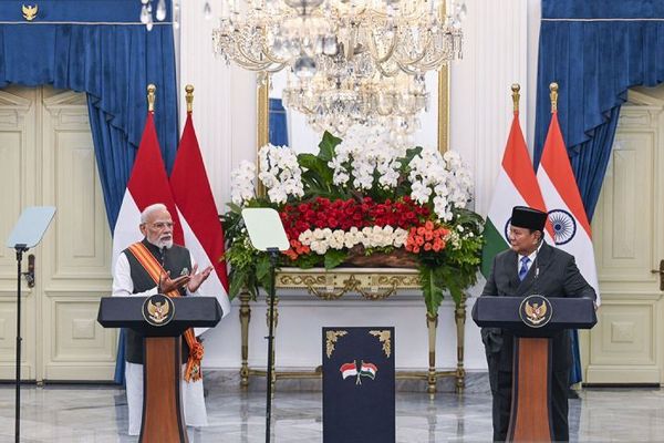 Presiden Prabowo Subianto (dua kanan) dan Perdana Menteri (PM) India Narendra Modi (dua kiri) usai penandatanganan 16 dokumen kerja sama Indonesia-India di Istana Merdeka, Jakarta. 