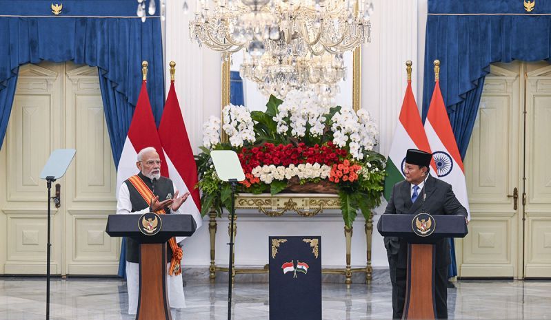 Presiden Prabowo Subianto (dua kanan) dan Perdana Menteri (PM) India Narendra Modi (dua kiri) usai penandatanganan 16 dokumen kerja sama Indonesia-India di Istana Merdeka, Jakarta.  <b>(ANTARA PHOTO/Galih Pradipta/agr/rst)</b>