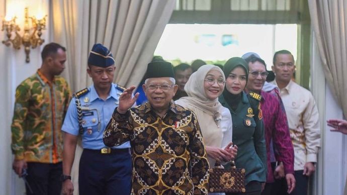 Wakil Presiden Ma'ruf Amin (ketiga kiri) didampingi istri Wury Ma'ruf Amin (tengah) melambaikan tangan saat menghadiri silaturahmi dan perpisahan Wakil Presiden dengan jajaran Setwapres, perangkat melekat dan wartawan Istana Wapres di Auditorium Ista