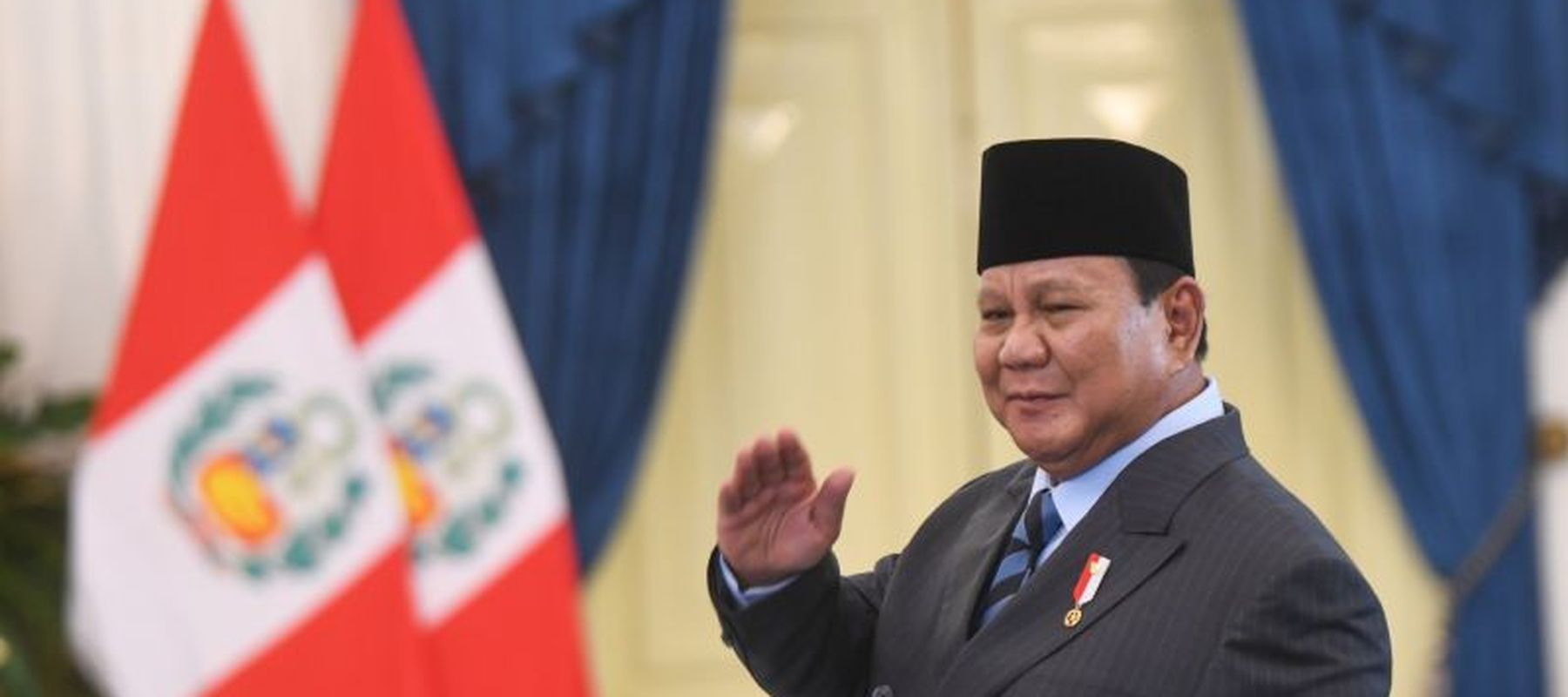 Presiden Prabowo Subianto berjalan usai mengantar Presiden Republik Peru Dina Ercilia Boluarte Zegarra usai pertemuan bilateral di Istana Merdeka, Jakarta, Senin (11/8/2025). Pertemuan bilateral kedua pemimpin negara tersebut membahas menguatan hubun