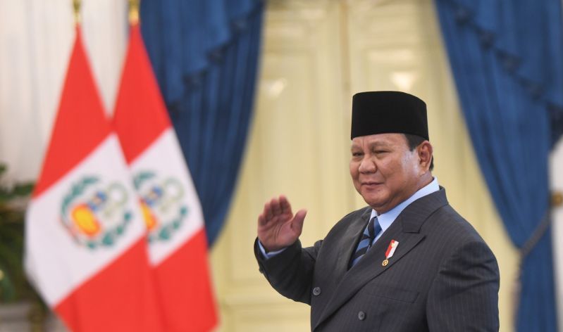 Presiden Prabowo Subianto berjalan usai mengantar Presiden Republik Peru Dina Ercilia Boluarte Zegarra usai pertemuan bilateral di Istana Merdeka, Jakarta, Senin (11/8/2025). Pertemuan bilateral kedua pemimpin negara tersebut membahas menguatan hubun <b>( ANTARA FOTO/Muhammad Adimaja/app/nym.)</b>
