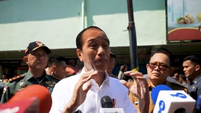 Tangkapan layar - Presiden Joko Widodo saat menyampaikan keterangan usai meninjau fluktuasi harga pangan di Pasar Soponyono, Surabaya, Provinsi Jawa Timur, Jumat (6/9/2024). 