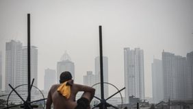 Kualitas udara DKI Jakarta berada pada kategori tidak sehat dan masuk dua terburuk di dunia sehingga masyarakat direkomendasikan mengenakan masker ketika beraktivitas di luar ruangan.