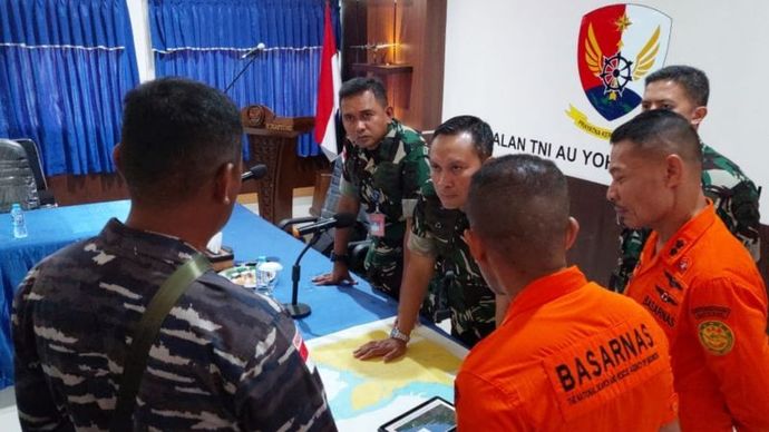 Tim SAR gabungan saat mengadakan rapat koordinasi pencarian kapal LCT Citra XX yang hilang kontak dalam perjalanan dari Timika ke Lokpon, Kabupaten Yahukimo, Selasa (23/7/2024). ANTARA/HO-Basarnas.  <b>(ANTARA/HO-Basarnas.)</b>