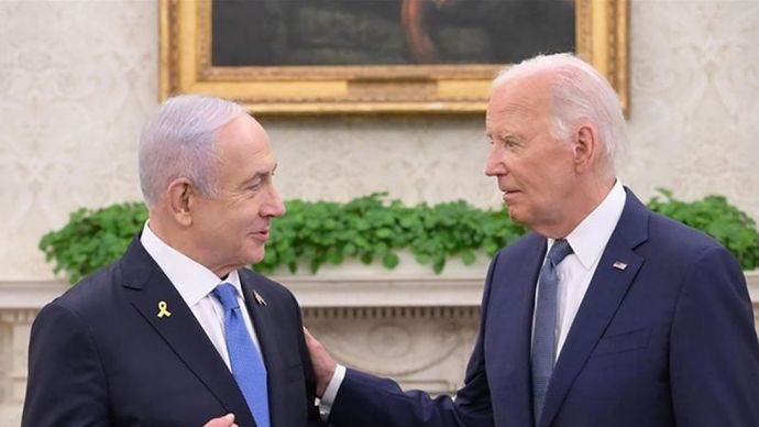 Arsip foto - Presiden AS Joe Biden (kanan) bertemu dengan Perdana Menteri Israel Benjamin Netanyahu (kiri) di Gedung Putih di Washington DC, Amerika Serikat pada 25 Juli 2024.  <b>(ANTARA/Anadolu Ajansi/pri.)</b>