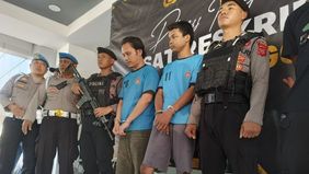 Kepolisian menyita 148 butir peluru berbagai macam kaliber, enam butir selongsong peluru berbagai jenis, satu pucuk senjata api laras panjang rakitan, dua pucuk senjata api laras pendek rakitan jenis pistol makarov dan revolver.