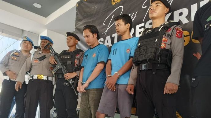 Tersangka penembakan dihadirkan di halaman Mako Polres Bogor, Cibinong, Kabupaten Bogor, Jawa Barat, Selasa (6/8/2024). 