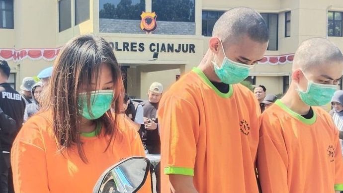 Pasangan suami istri GYD dan MJ serta rekannya RN ditangkap Polres Cianjur, Jawa Barat, setelah melakukan aksi pembegalan dengan memancing korban masuk kamar hotel dengan barang bukti 10 unit sepeda motor, Rabu (14/8/2024).