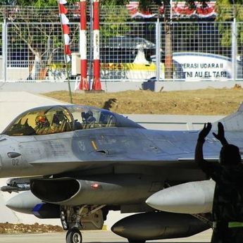 Jet Tempur F-16 Thailand Incar Target Militer di Perbatasan Kamboja