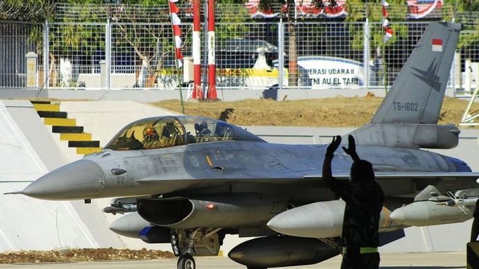 Ilustrasi Crew pesawat tempur RI jenis F-16 dari Skuadron 3 mengarahkan pesawat F-16 saat tiba di Lanud El Tari Kupang, Nusa Tenggara Timur, Sabtu (3/8/2024). Sebanyak enam unit pesawat tempur RI tersebut tiba di Kupang setelah menjalani latihan Pitc