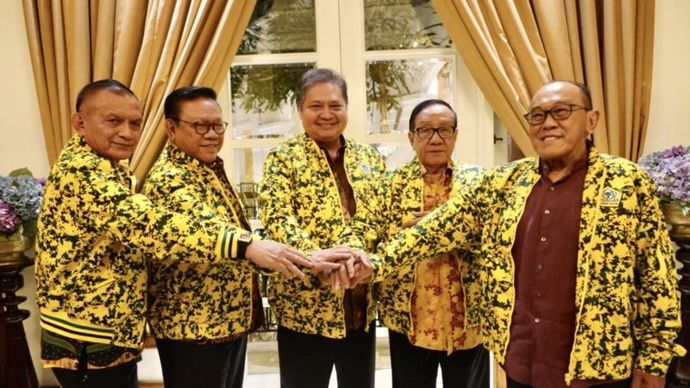 Ketua Umum Partai Golkar Airlangga Hartarto, Sekretaris Jenderal DPP Partai Golkar Lodewijk F. Paulus, Ketua Dewan Pembina Aburizal Bakrie, Ketua Dewan Kehormatan Akbar Tandjung, dan Ketua Dewan Pakar Agung Laksono di Jakarta, Rabu (2/8/2023).  