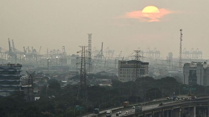 Arsip foto - Suasana polusi udara yang menyelimuti kawasan Pelabuhan Tanjung Priok, Jakarta Utara, Jakarta, Sabtu (15/6/2024). 