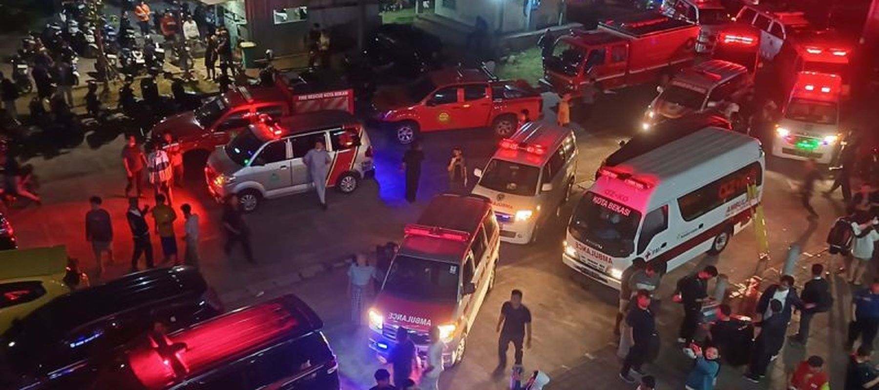 Mobil ambulans terparkir saat evakuasi korban kecelakaan kereta rel listrik (KRL) Commuter Line dengan kereta api Argo Bromo Anggrek di Stasiun Bekasi Timur, Bekasi, Jawa Barat, Senin (27/4/2026) malam. 