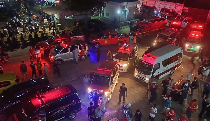 Mobil ambulans terparkir saat evakuasi korban kecelakaan kereta rel listrik (KRL) Commuter Line dengan kereta api Argo Bromo Anggrek di Stasiun Bekasi Timur, Bekasi, Jawa Barat, Senin (27/4/2026) malam.  <b>(ANTARA FOTO/Paramayuda/sgd/agr/aa)</b>
