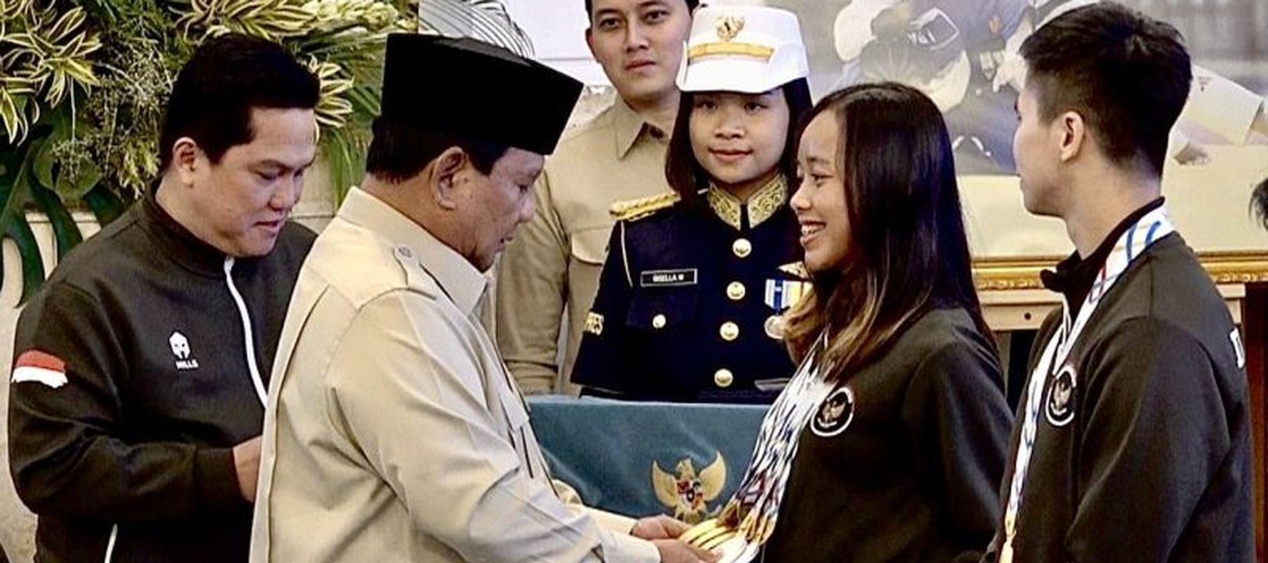 Presiden Prabowo Subianto (dua kiri) melihat tujuh medali yang disumbangkan oleh atlet Triathlon Martina Ayu Pratiwi (dua kanan) dalam acara pemberian bonus untuk peraih medali pada ajang SEA Games Thailand 2025 di Istana Negara, Jakarta, Kamis (8/1/