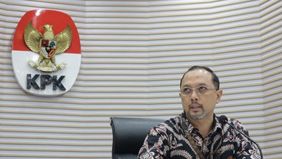 Tersangka ini adalah Direktur Utama PT Energi Kita Indonesia (EKI) Satrio Wibowo (SW), yang membeli pabrik air minum kemasan senilai Rp 60 miliar.