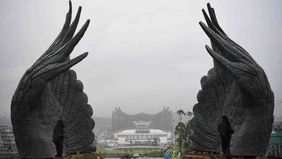 Sang perancang Istana Garuda IKN, Nyoman Nuarta akhirnya angkat bicara terkait tudingan-tudingan yang menyebut bahwa Istana Garuda di IKN mirip Istana Siluman Kelelawar. 
