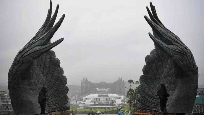 Sejumlah pekerja menyelesaikan pembangunan proyek Memorial Park di IKN, Penajam Paser Utara, Kalimantan Timur, Rabu (7/8/2024). <b>( ANTARA FOTO/M Risyal Hidayat/YU/aa.)</b>