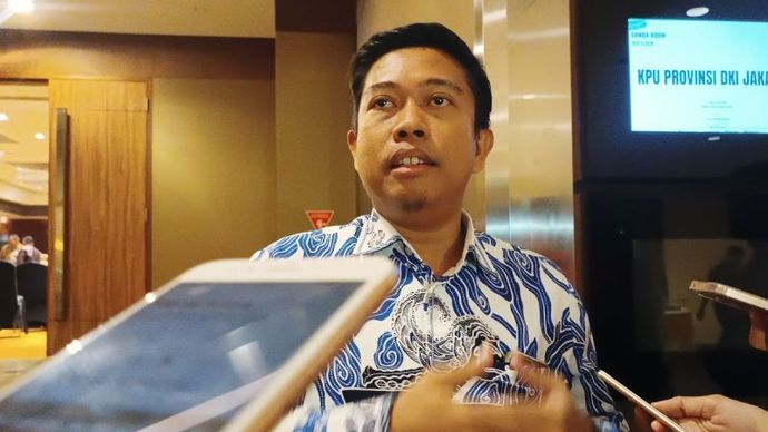 Ketua Divisi Teknis KPU DKI Jakarta Dody Wijaya memberi keterangan kepada media di Jakarta, Jumat (16/8/2024).  <b>(ANTARA/Khaerul Izan)</b>