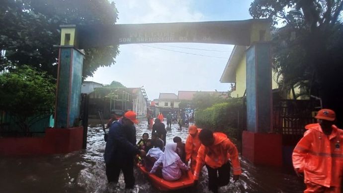 Badan Penanggulangan Bencana Daerah (BPBD) DKI Jakarta dan aparatur Kelurahan Srengseng mengevakuasi pelajar SDN 05 Srengseng, Kembangan, Jakarta Barat, yang terendam banjir Kamis (22/1/2026). 